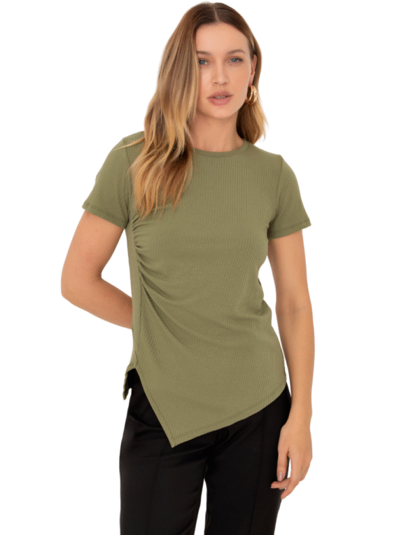 Blusa assimetrica parado no ar