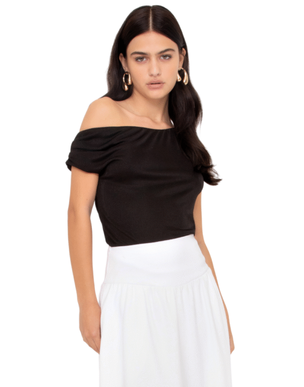 Blusa assimétrica slink parado no ar